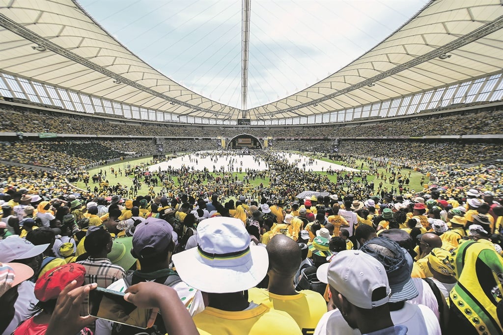 A durbani Moses Mabhida Stadion, ahol az ANC elindította választási kiáltványát, az új MKP-val való növekvő rivalizálás és erőszak közepette 