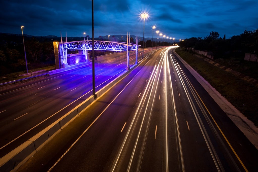 A Gauteng Premier Panyaza Lesufi új időpontot tűzött ki az e-útdíj megszüntetésére.