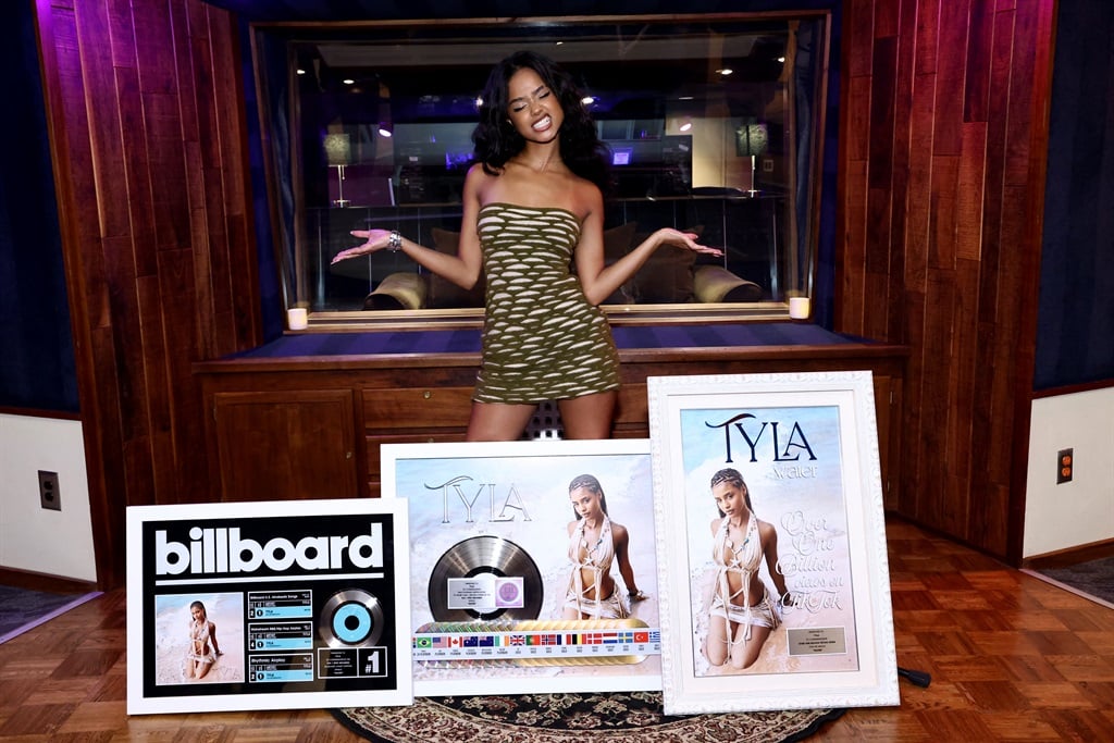 A Grammy-díjra jelölt művész, Tyla az Epic Records ünnepségén pózol Platinum Plaque minősítéssel a Westlake Recording Studio-ban 2024. január 31-én.