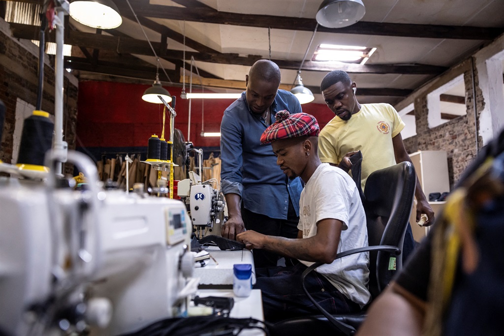 Tshepo Mohlala (L), a Tshepo Jeans alapítója úgy néz ki