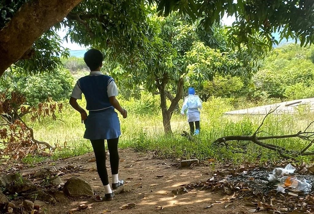 A bushbuckridge-i Lamulelani High School diákjainak a bokorban kell könnyíteniük magukat.