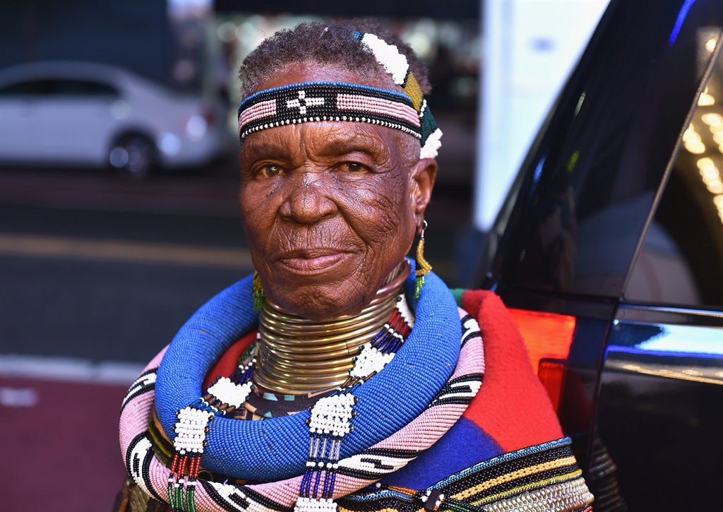 Esther Mahlangu művész részt vesz a Belvedere Presents One Night for Life with John Legend rendezvényen az Apollo Theatre-ben az Apollo Színházban 2016. augusztus 27-én New Yorkban. 