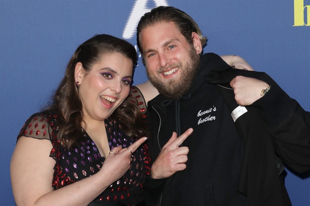 Színészek: Beanie Feldstein és Jonah Hill.