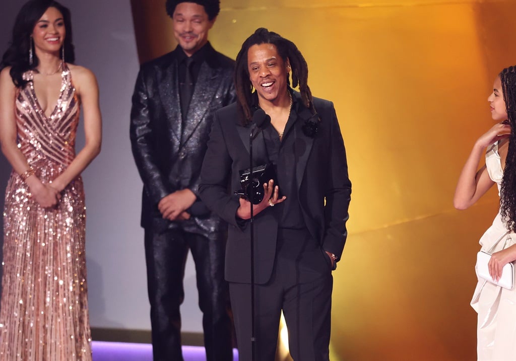 Jay-Z átveszi a Dr. Dre Global Impact Award díjat a 66. éves GRAMMY Awards színpadán a Crypto.com Arénában, 2024. február 4-én Los Angelesben, Kaliforniában. Fénykép: 