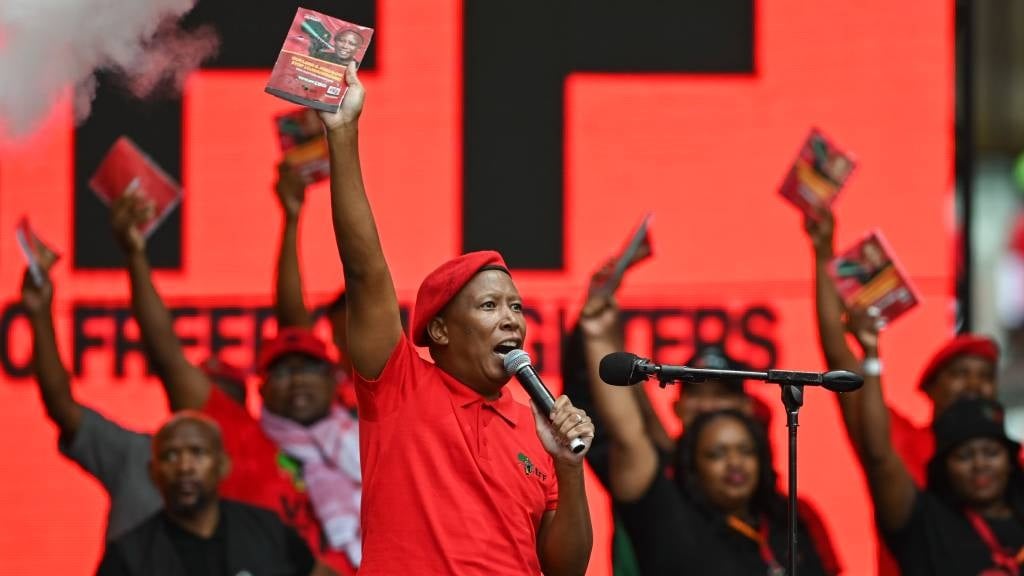 Julius Malema, az EFF elnöke a kiáltványkönyvvel áll a Gazdasági Szabadságharcosok (EFF) választási kiáltványán a durbani Moses Mabhida Stadionban. A kiáltvány elindítása platformot adott az EHA-nak, hogy felvázolja a 2024-es országos és tartományi szavazásra vonatkozó terveit. 