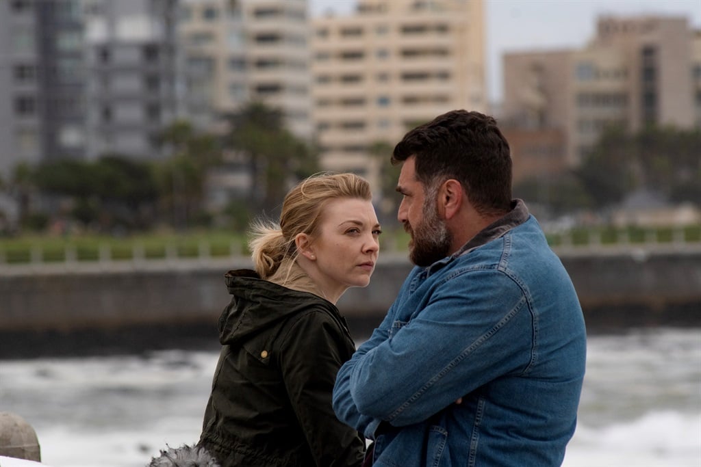 Avi Kapilevich (Daniel Janks) és Edie Hansen (Natalie Dormer).