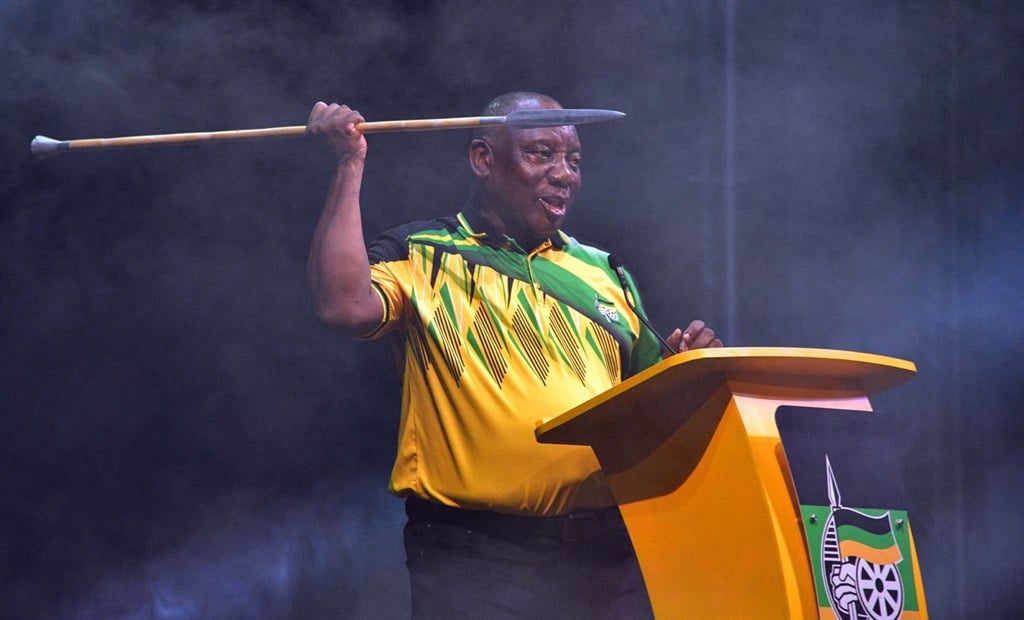 Cyril Ramaphosa, az ANC elnöke lándzsával hadonászott, miközben megtekintette az ANC 2024-es választási kiáltványát