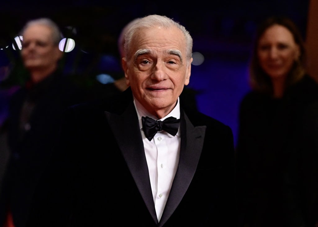 Martin Scorsese amerikai rendező a vörös szőnyegen pózol, amikor a Hommage Gála díjátadó ünnepségére érkezik, ahol átveszi a Tiszteletbeli Arany Medve-díjat a 74. Berlinale filmfesztiválon Berlinben 2024. február 20-án.