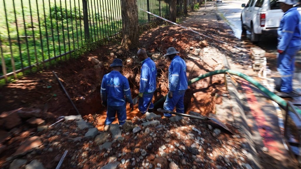 A Joburg Water munkatársai szerdán megjavítottak egy csőtörést Johannesburgban.