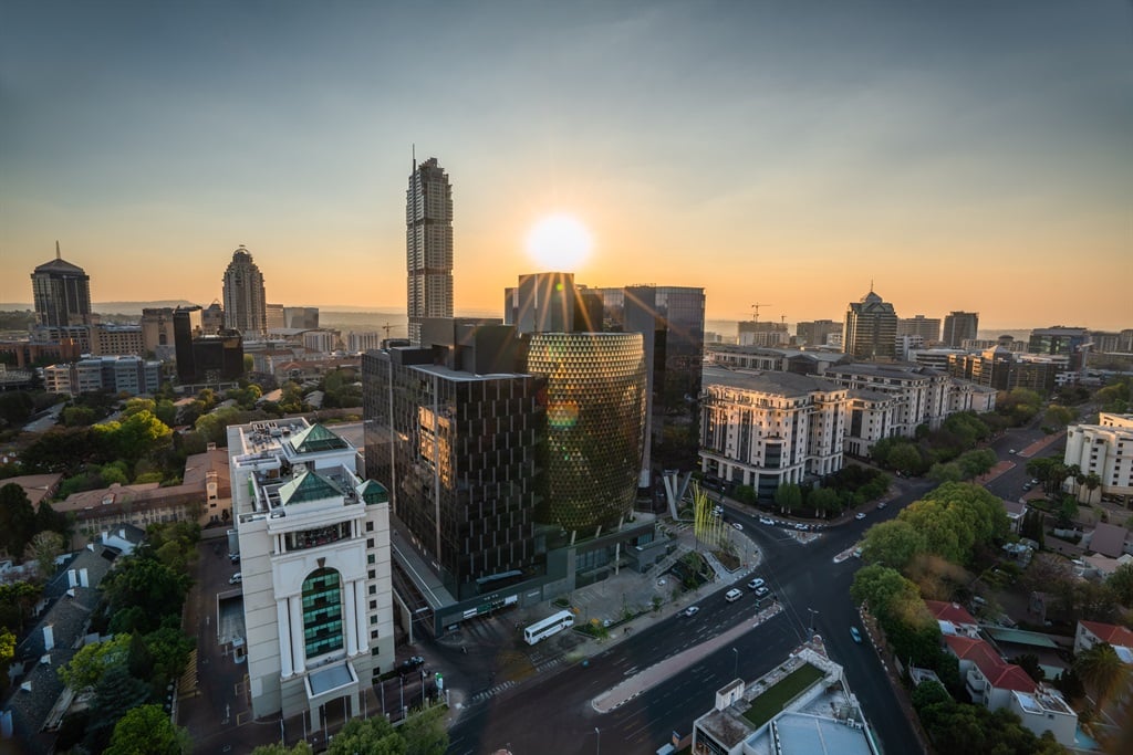 Sandton, Johannesburg légi felvétele naplementekor.