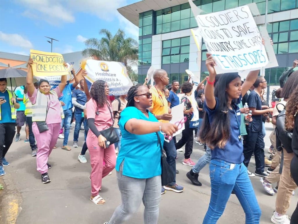 KwaZulu-Natal munkanélküli orvosai békés felvonulást rendeztek hétfőn a tartományi egészségügyi minisztérium irodáihoz.