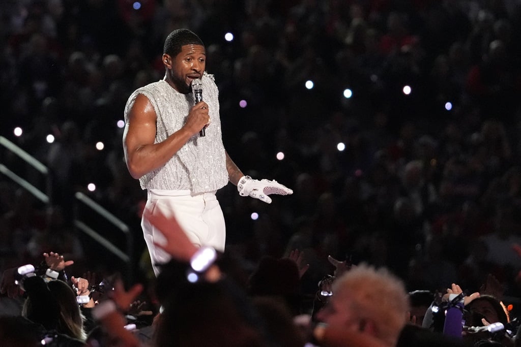 Usher amerikai énekes-dalszerző fellép a Super Bowl LVIII Apple Music félidei show-ján a Kansas City Chiefs és a San Francisco 49ers között a nevadai Las Vegas-i Allegiant Stadionban, 2024. február 11-én.