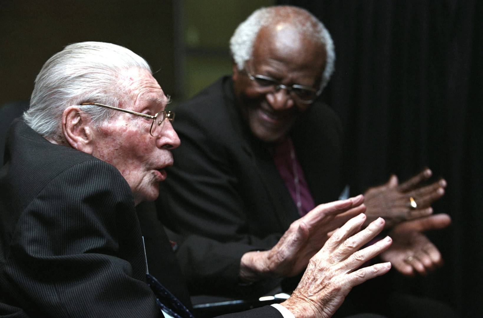 A néhai Dr. Beyers Naudé és Desmond Tutu emeritus érsek egy könnyű pillanatban osztoznak 2004-ben.