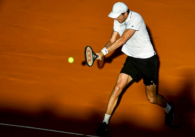 A chilei Nicolas Jarry fonákot játszik a spanyol Carlos Alcaraz ellen a Buenos Aires-i Lawn Tennis Clubban 2024. február 17-én. (Fotó: Marcelo Endelli/Getty Images)