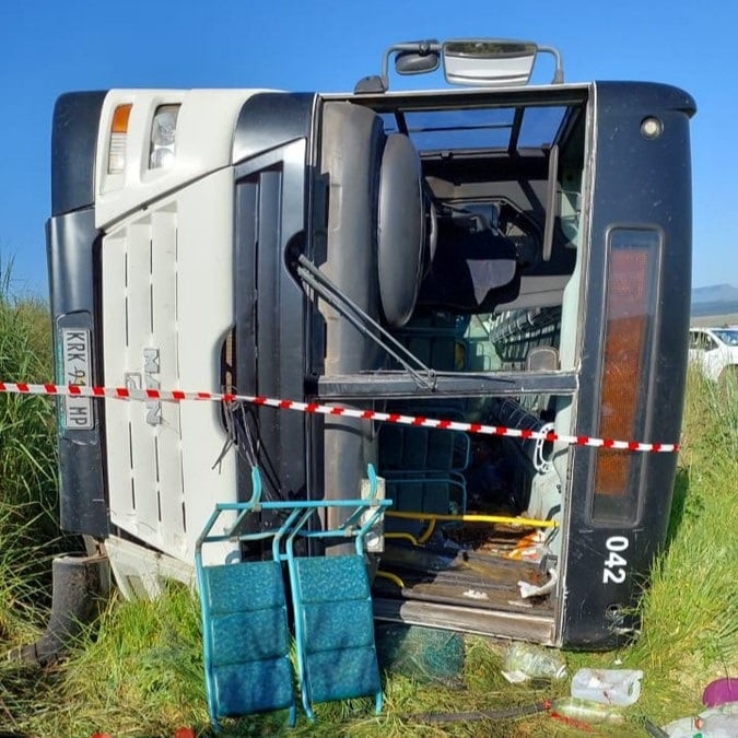 Legalább kilenc ember meghalt, további 10 pedig kritikus állapotban van, miután egy busz balesetet szenvedett KwaZulu-Natalban.