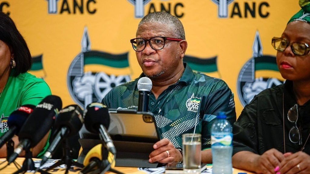 Fikile Mbalula, az ANC főtitkára csütörtökön a Moses Mabhida Stadionban tartott sajtótájékoztatón. 