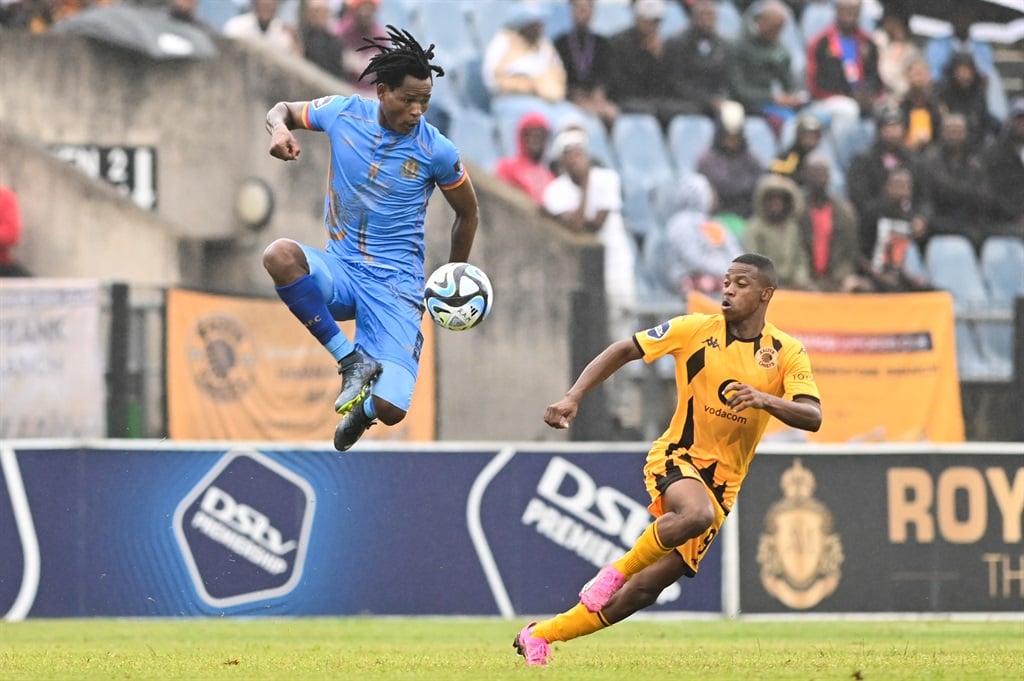 Mzwandile Dlamini (Royal AM) és Ashley Du Preez (Kaizer Chiefs) a DStv Premiership mérkőzésen a Harry Gwala Stadionban 2024. február 18-án a dél-afrikai Pietermaritzburgban. 