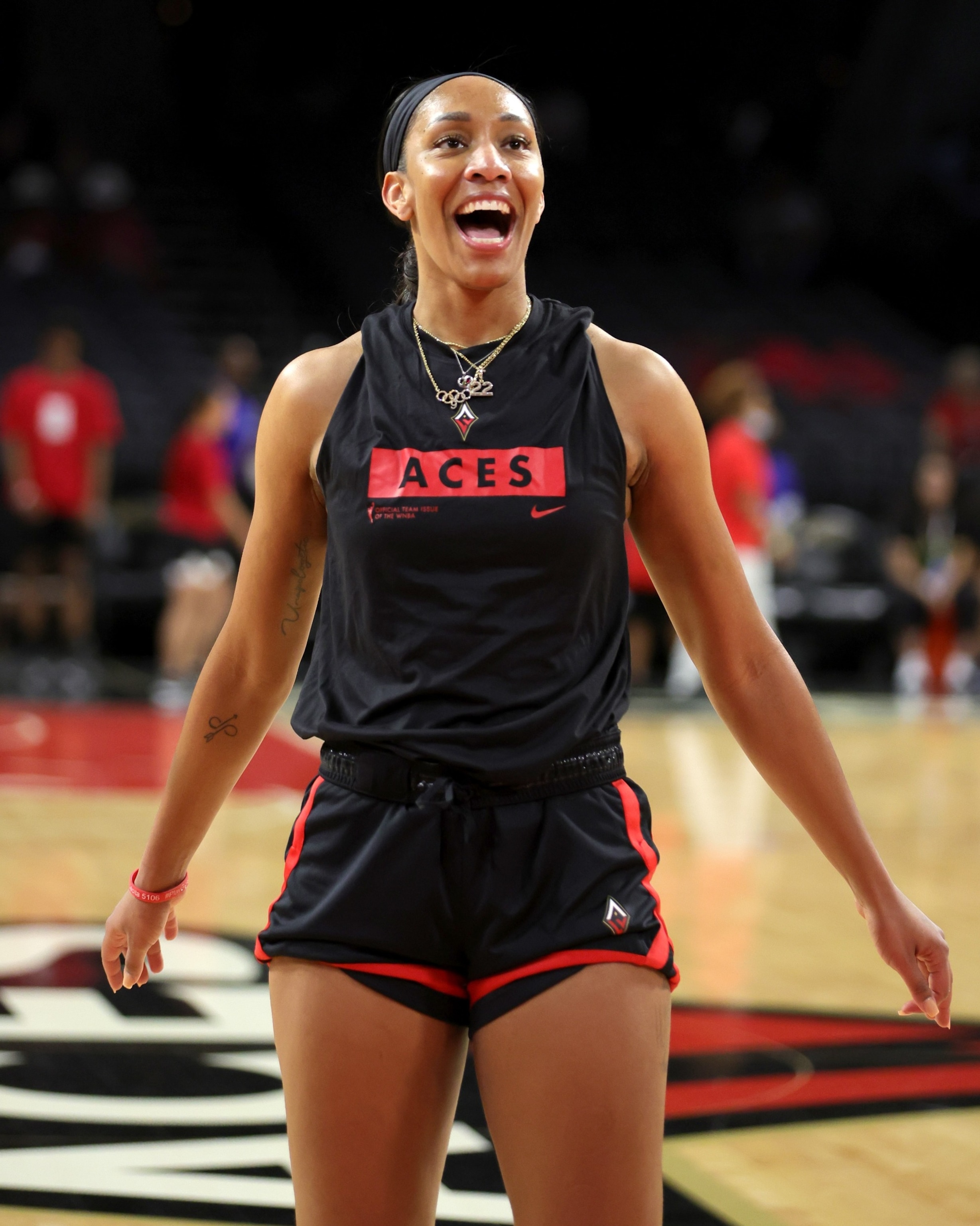 FOTÓ: Ezen a 2022. május 8-án készült fotón A'ja Wilson, a Las Vegas Aces játékosa melegít a Seattle Storm elleni meccs előtt a Las Vegas-i Michelob ULTRA Arénában.