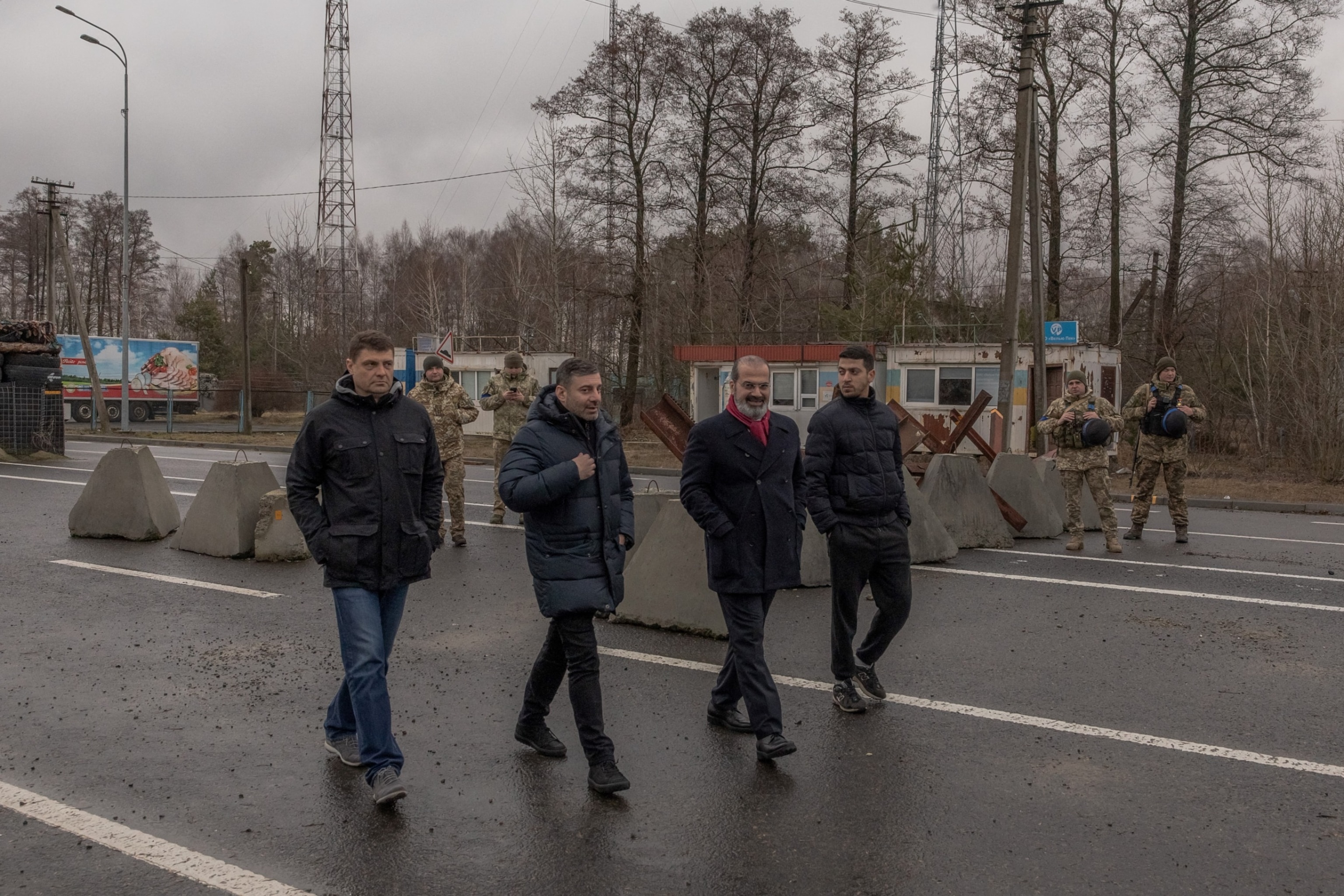 FOTÓ: Hadi Nasser Al-Hajri (CR), katari ukrajnai nagykövet és Dmytro Lubinets (CL) ukrán emberi jogi biztos elhalad az ukrán határőrök mellett, akik Ukrajna és Fehéroroszország határán álltak 2024. február 20-án.