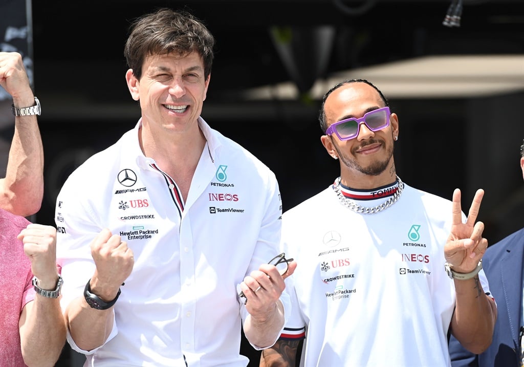 A Mercedes-AMG csapatfőnöke és vezérigazgatója, Toto Wolff (balra) és Lewis Hamilton. (Fotó: Doug Murray/Getty Images)