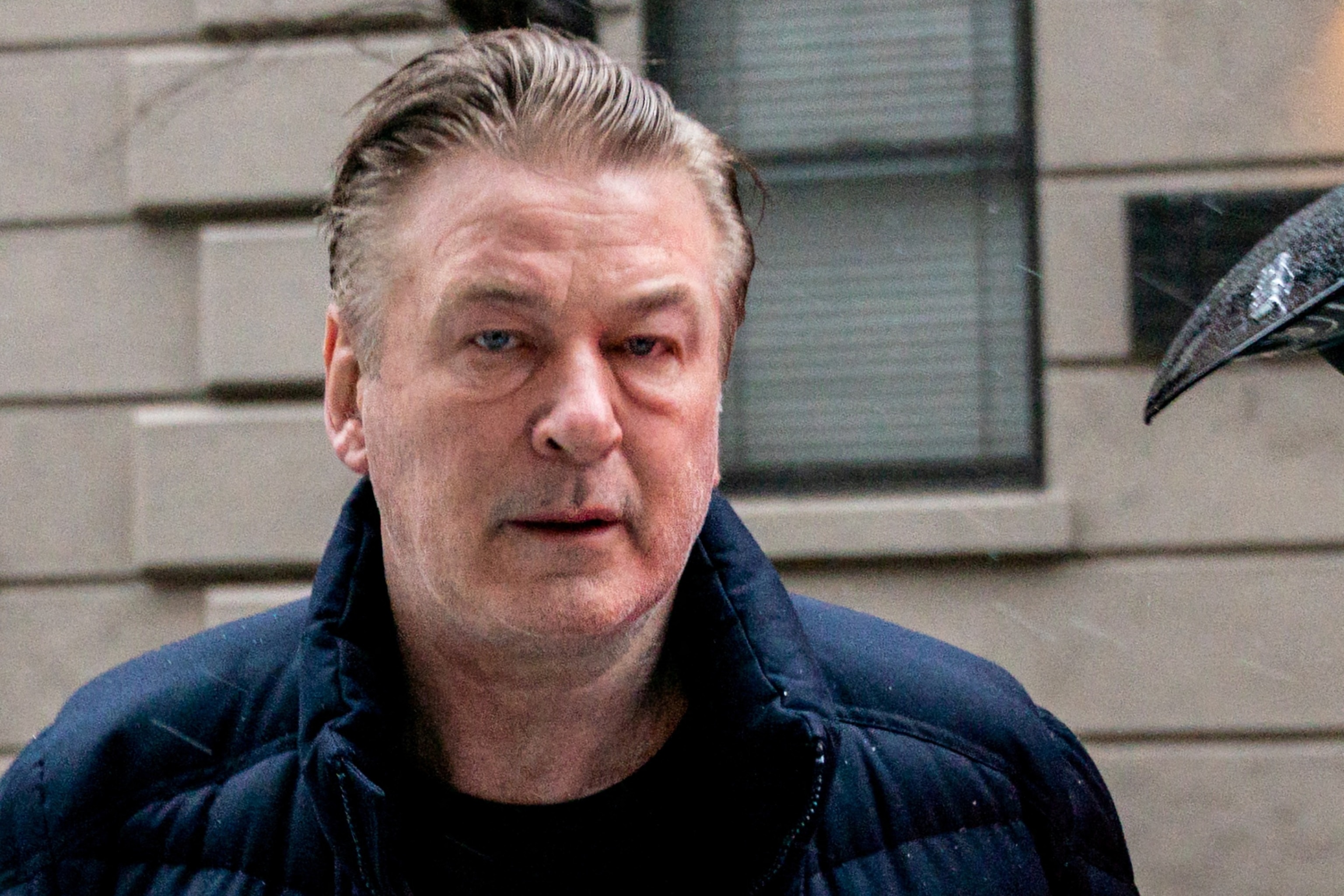 FOTÓ: Alec Baldwin színész elhagyja otthonát, mert nem szándékos emberöléssel vádolják Halyna Hutchins operatőr halálos lövöldözéséért a "Rust" című film forgatásán, New Yorkban, 2023. január 31-én.