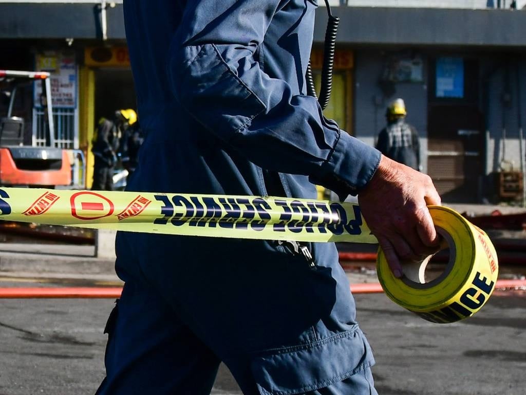 A rendőrség letartóztatott egy 38 éves férfit, aki vasárnap túszul ejtette feleségét, gyermekeit és egy családi barátját.