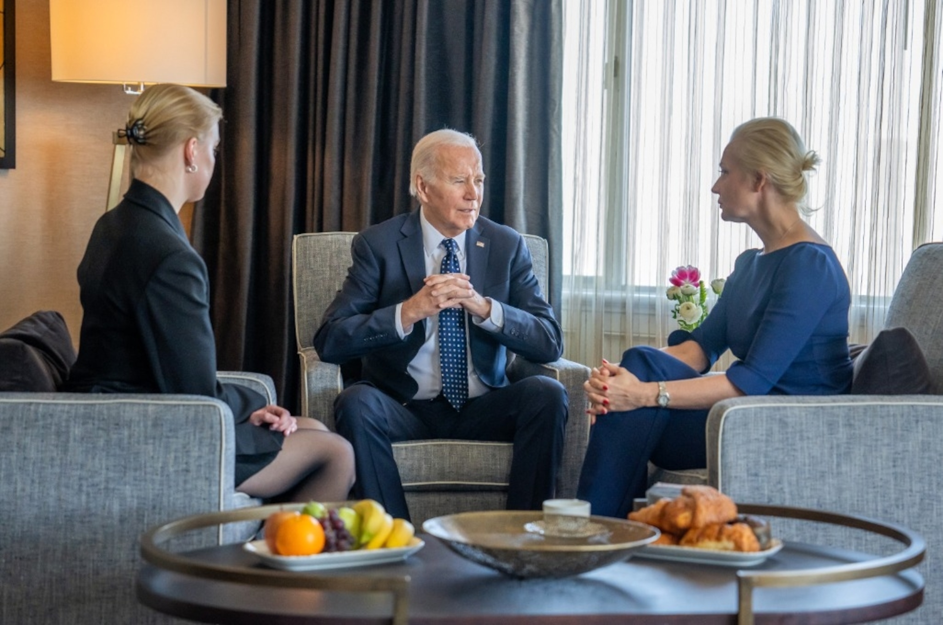 FOTÓ: Joe Biden elnök találkozik Juliával és Dasha Navalnajával 2022. február 22-én.