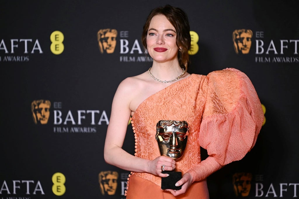 Emma Stone amerikai színésznő pózol a Bes-díjjal