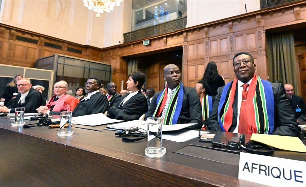 Ronald Lamola igazságügyi miniszter és Vusi Madonsela dél-afrikai hollandiai nagykövet csütörtökön Hágában. Fotó: Dursun Aydemir/Anadolu a Getty Images segítségével