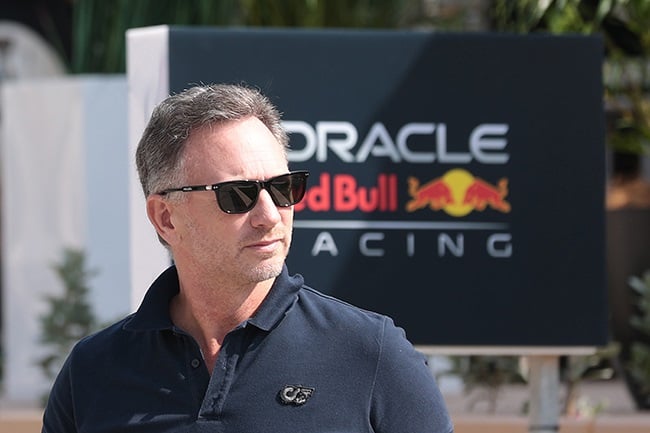  Az Oracle Red Bull Racing csapatfőnöke, Christian Horner a 2024. február 23-i bahreini nemzetközi versenypályán zajló F1-es tesztek harmadik napját nézi. (Fotó: Philippe Nanchino/Eurasia Sport Images/Getty Images)