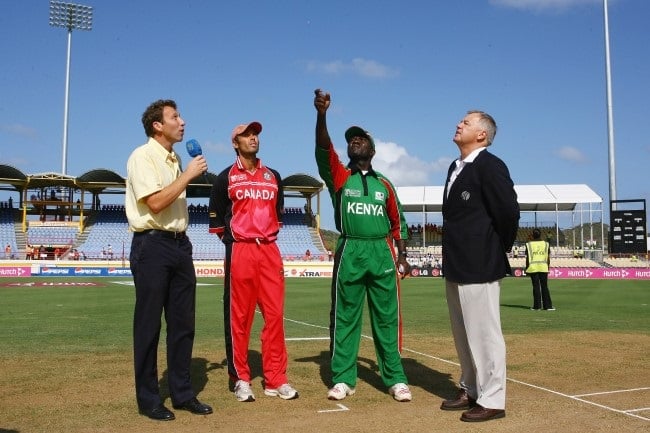 Steve Tikolo kenyai kapitány feldobja azt az érmét, amelyet Mike Atherton kommentátor (L), John Davison kanadai kapitány és Mike Procter játékvezető figyelt az ICC Cricket World Cup C-csoport Kanada–Kenya mérkőzésén a Beausejour Cricket Groundban 2007. március 14-én Grosban. sziget, Saint Lucia. (Fotó: Clive Mason/Getty Images)