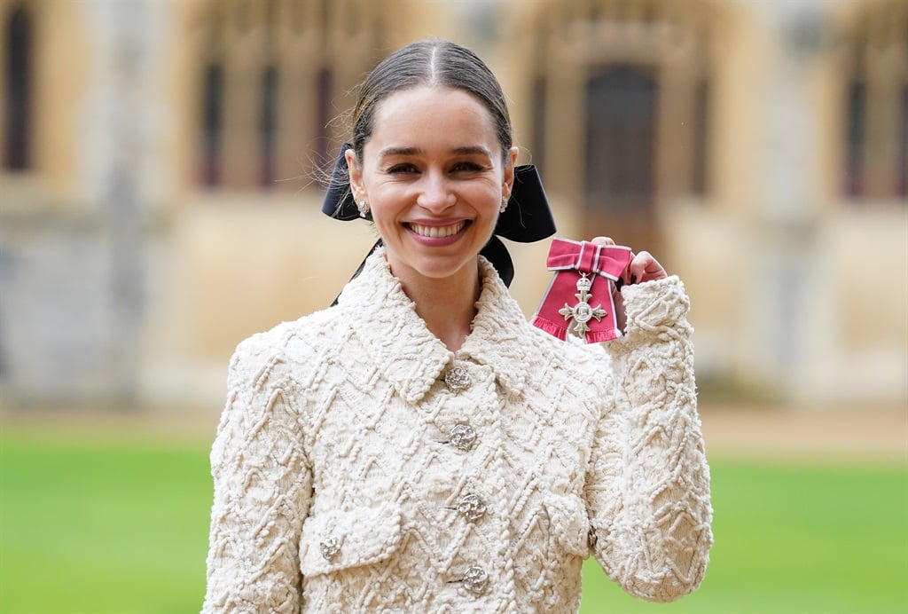 Emilia Clarke, a SameYou társalapítója és vagyonkezelője, miután 2024. február 21-én az angliai Windsorban a Windsori kastélyban megtartott beiktatási ceremónia során a Brit Birodalom Rendjének tagjává választották. 