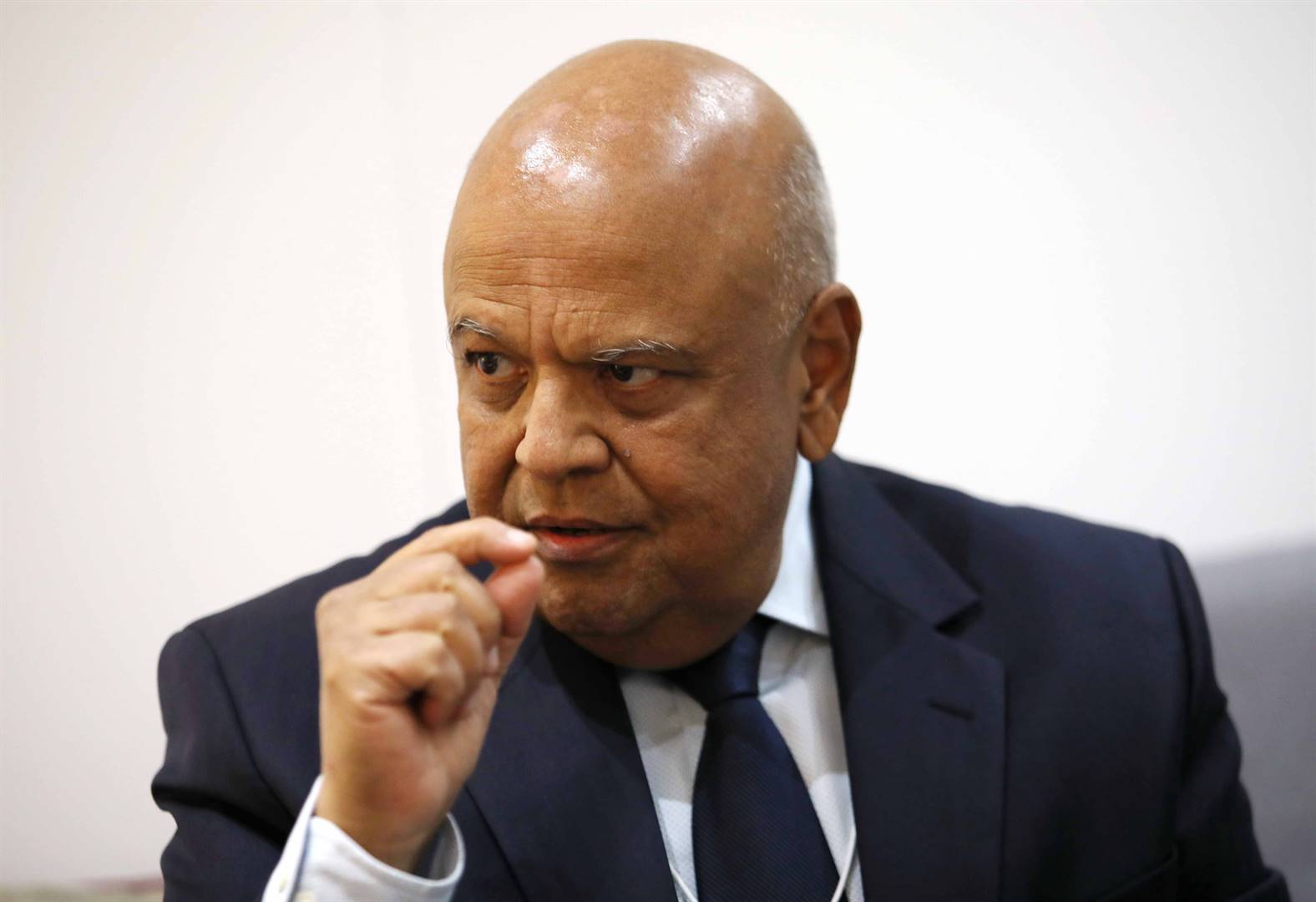 Pravin Gordhan állami vállalatok minisztere.