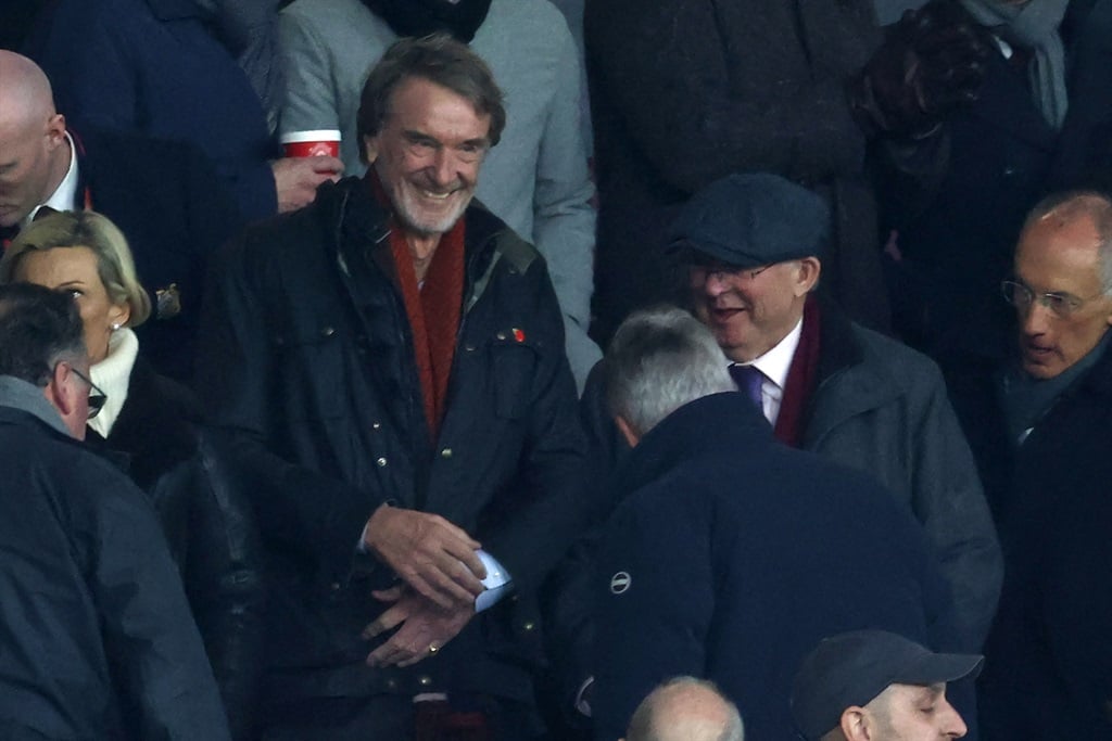 A Manchester United új társtulajdonosa, Jim Ratcliffe (L) a korábbi menedzser, Alex Ferguson (R) mellett foglal helyet a Manchester United–Tottenham Hotspur angol labdarúgó-mérkőzésen a manchesteri Old Traffordon 2024. január 14-én. (Fotó: Darren Staples /AFP)