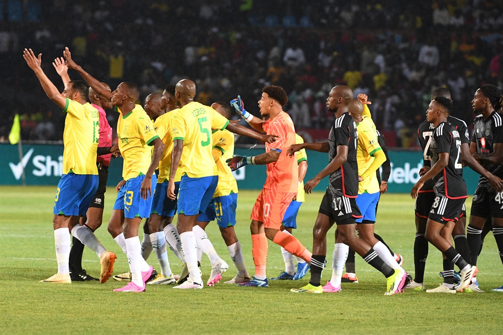 A játékosok a játékvezetővel beszélgettek a Mamelodi Sundowns és az Orlando Pirates közötti DStv Premiership mérkőzésen a Loftus Versfeld Stadionban 2024. február 17-én a dél-afrikai Pretoriában.