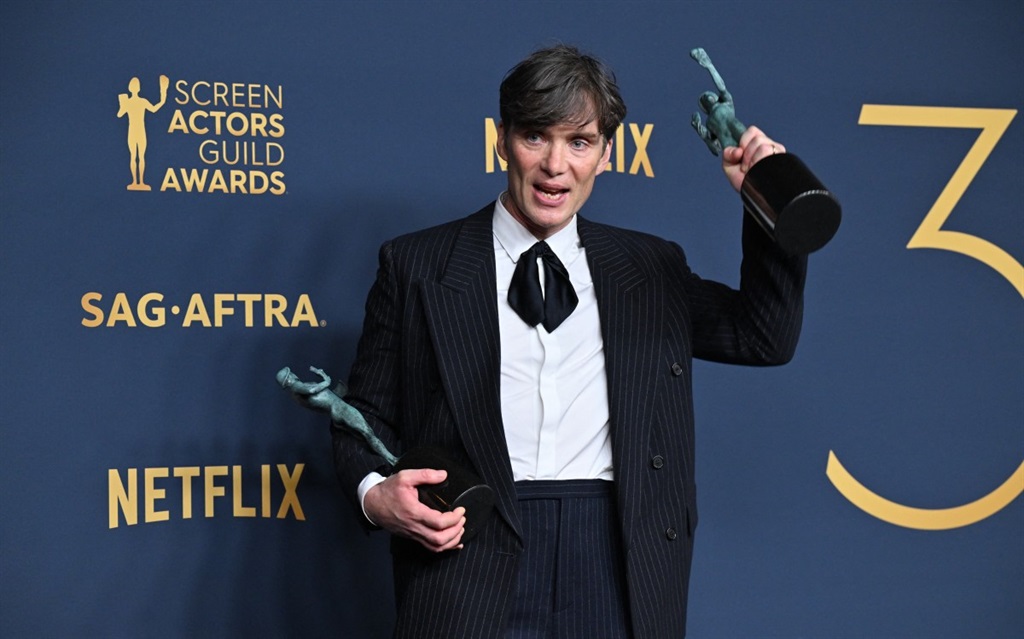 Cillian Murphy ír színész a sajtóteremben pózol a filmben főszerepben játszott férfiszínész kiemelkedő teljesítményéért és az "Oppenheimer" filmben nyújtott kiemelkedő alakításáért a Screen Actors Guild 30. éves díjátadóján. a Shrine Auditorium Los Angelesben, 2024. február 24.