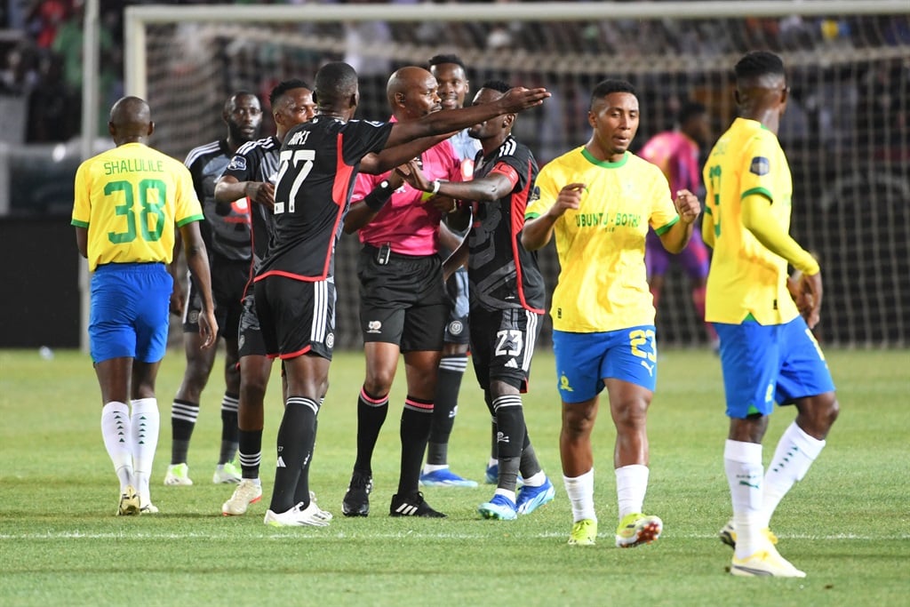 A játékosok Thando Ndzandzeka játékvezetővel beszélgettek a Mamelodi Sundowns és az Orlando Pirates közötti DStv Premiership mérkőzésen a Loftus Versfeld Stadionban 2024. február 17-én a dél-afrikai Pretoriában.