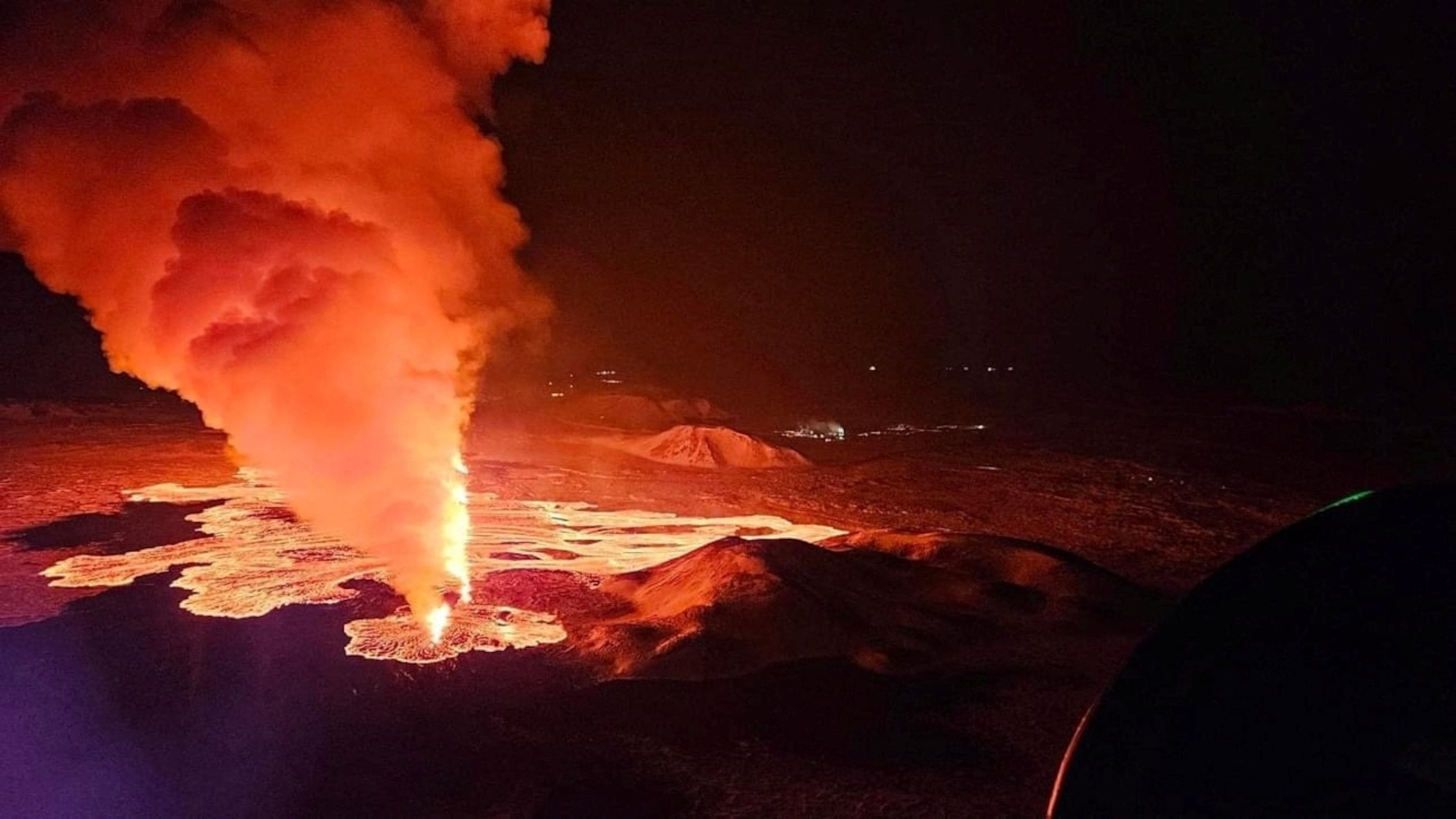 FOTÓ: Lávát és füstöt lövell ki egy vulkán az izlandi Reykjanes-félszigeten, 2024. február 8-án. 