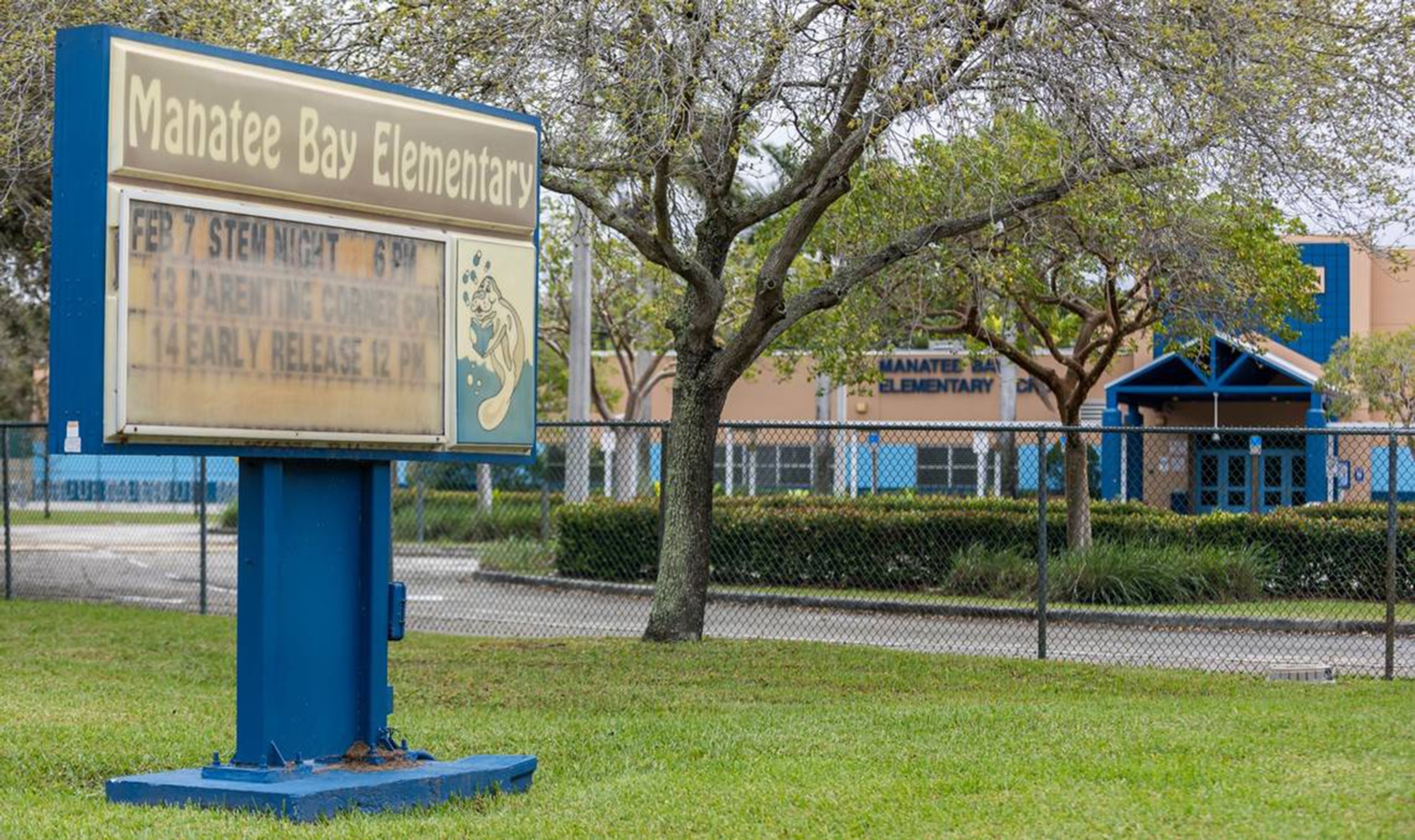 FOTÓ: A Manatee Bay Általános Iskola külső képe 2024. február 19-én, Westonban, Florida államban. A floridai egészségügyi minisztérium vizsgálja az iskolában kitört kanyarójárványt.