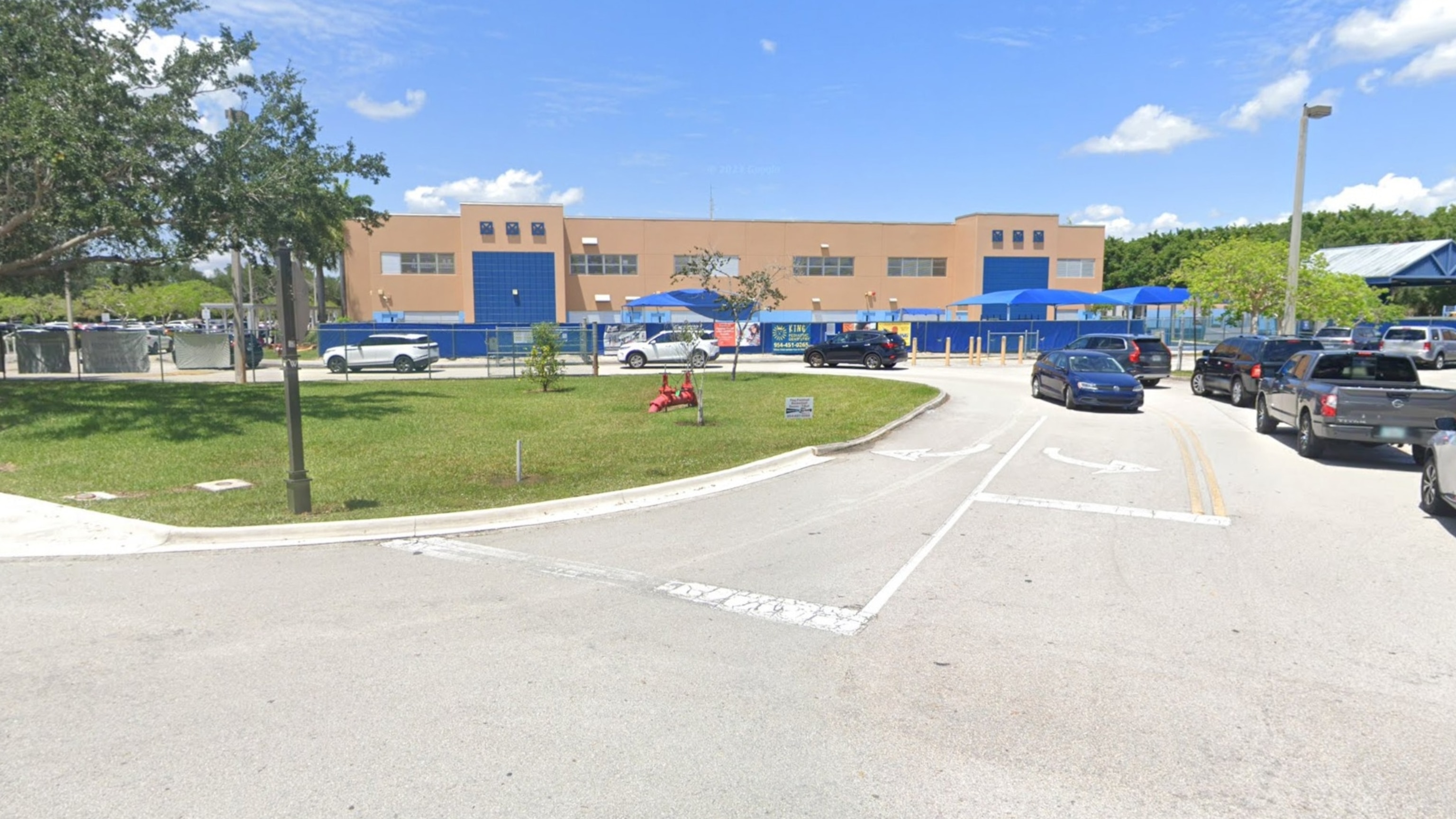 FOTÓ: A Manatee Bay Elementary School látható a Google Maps Street View-n, 2023. április, Weston, Fla.