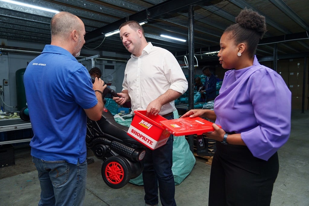 Fokváros polgármestere, Geordin Hill-Lewis (középen) a Hope Sonic társalapítójával, Strati Zitianellissel (balra) és Maude Modise-val, a Shoprite Group vállalati és beszállítói fejlesztésekért felelős vezérigazgatójával egy újonnan épített Kazi Krusa kocsit vizsgál meg. (Shoprite csoport)