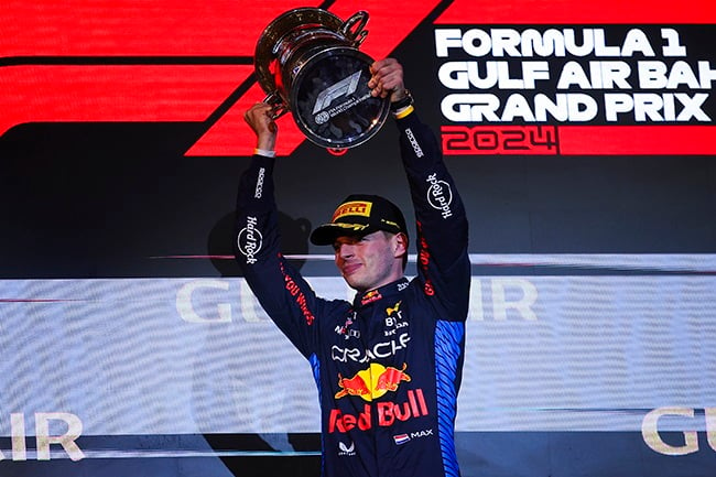 A Red Bull versenyzője, Max Verstappen emeli fel a győztes trófeát az F1-es Bahreini Nagydíjon a Bahreini Nemzetközi Körversenyen 2024. március 2-án. (Eric Alonso/Getty Images)