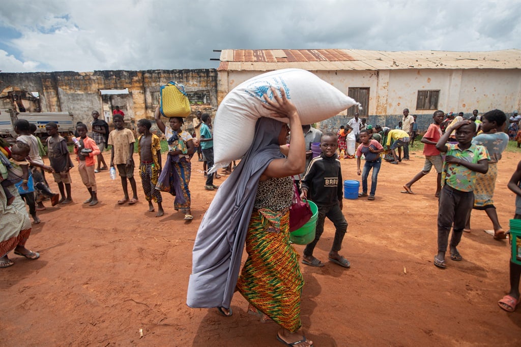 Egy nő egy zacskó élelmet cipel, amelyet a Világélelmezési Program (WFP) oszt szét Cabo Delgado tartomány lakóhelyüket elhagyni kényszerült embereknek a 21 de Abril Tribune Iskolában, Namapa városában, Nampula Erati kerületében, Mozambikban. (Alfredo Zuniga / AFP)