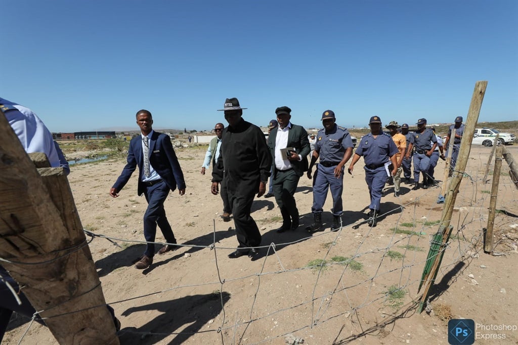 Bheki Cele rendőrminiszter és Western Cape vezető zsaruk a Saldanha-öbölben. (Mellékelt / SAPS)