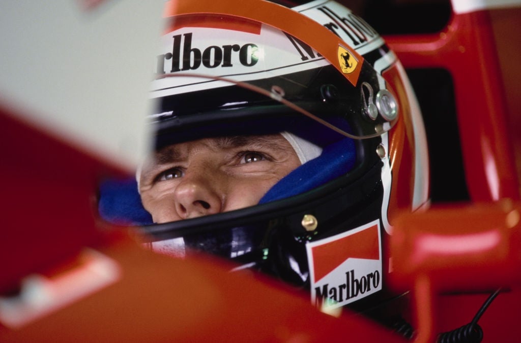 Az osztrák Gerhard Berger ellenőrzi a köridőket a Tag Heuer monitoron a #28 Scuderia Ferrari Ferrari Ferrari 412T1 Ferrari V12 pilótafülkéjéből a boxutcában az 1994. március 26-i Forma-1-es Brazil Nagydíj edzésén, az Autodromo Jose Carlos Pace Interlagosban. , Sao Paulo, Brazília. (Fotó: Pascal Rondeau/Getty Images)