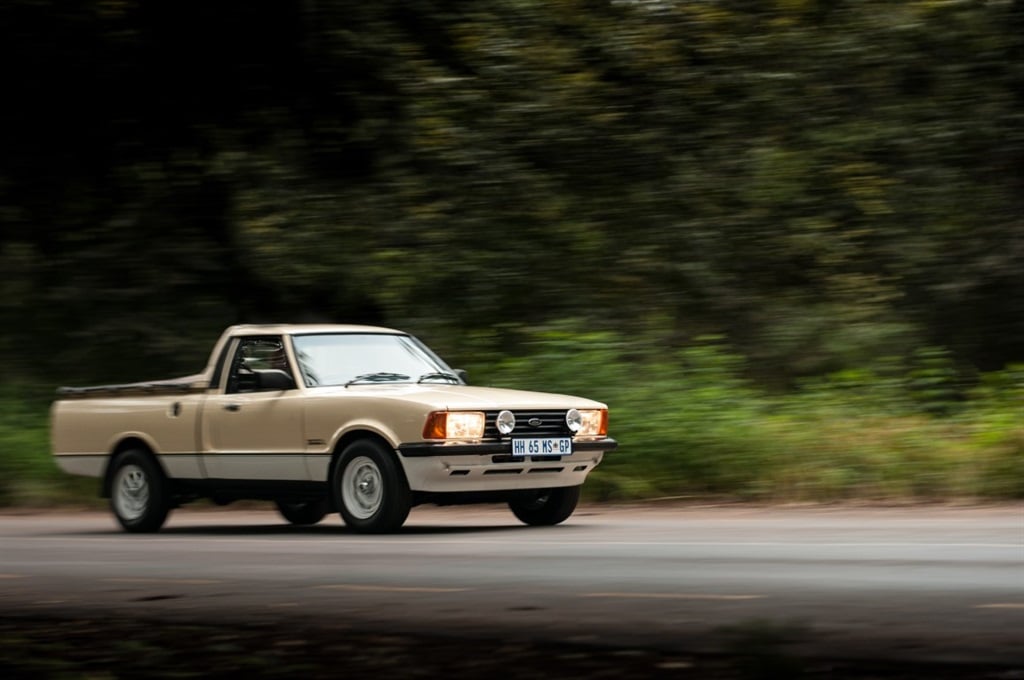 1980 Ford Cortina Mark V 3000L Leisure bakkie akció felvétel festői úton. [Image: Quickpic]