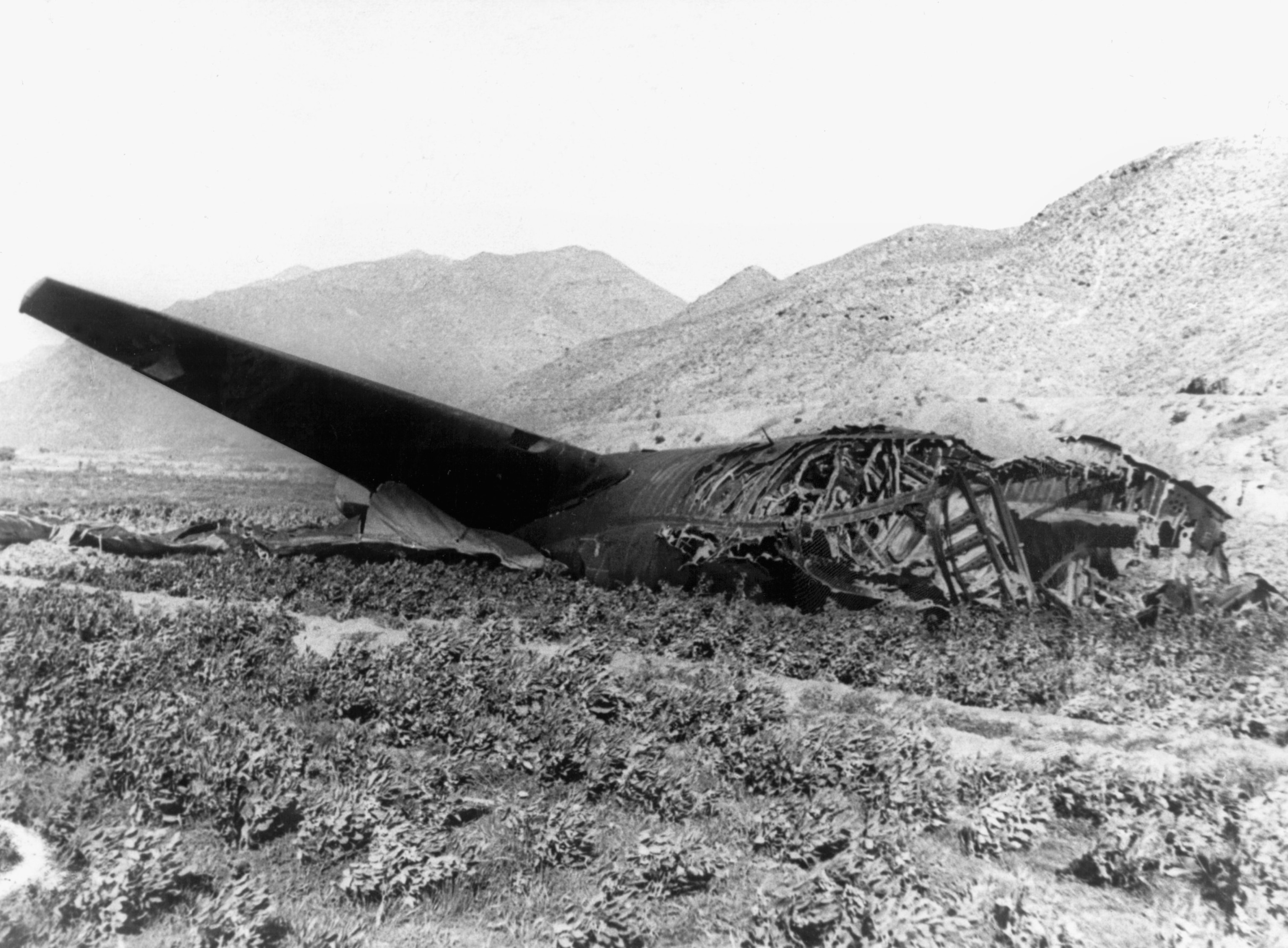 FOTÓ: Az 1966. január 17-i B-52-es bombázó kiégett roncsai, egy amerikai B-52-es SAC nagy hatótávolságú bombázógép és egy tanker repülőgép ütközött össze a spanyol Földközi-tenger partja felett, Almeria közelében tankolási manőver közben. 