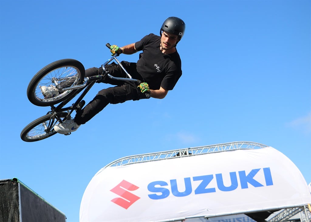 Egy BMX-sportoló, aki részt vesz a 2024-es ULT X Africa bajnokságon a V&A Waterfront Battery Parkban március 2-án. (Ellátva/Clavern van der Post)