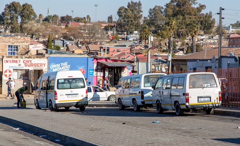 A dél-afrikai utakon közlekedő mintegy 250 000 kisbusz taxi becslések szerint napi 15 millió ingázót szállít, de a taxisok nehezen törlesztik az adósságokat. (Picture Alliance/Getty Images)