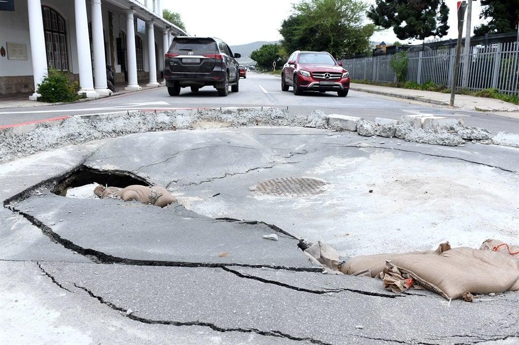 Egy víznyelő keletkezett a Long Street-ben 2024. február 21-én Knysnában. (Edrea du Toit/Gallo Images/Rapport)